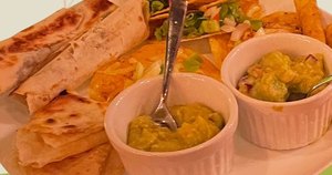 O prato do rodízio vegetariano, com alface, tomate e cebola picados.